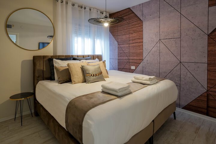 Room 18 of 315