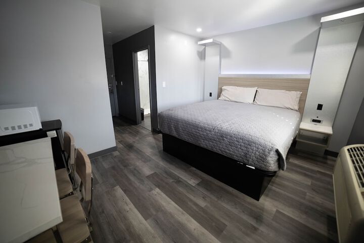 1 King Bed (3 of 23)