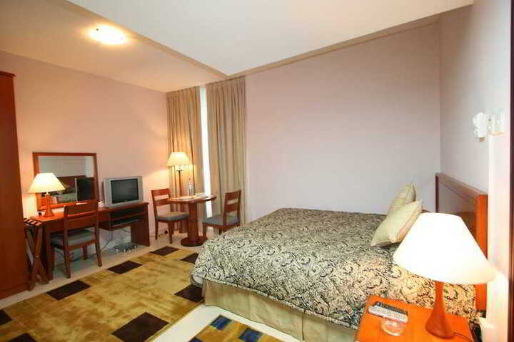 Room 5 of 8