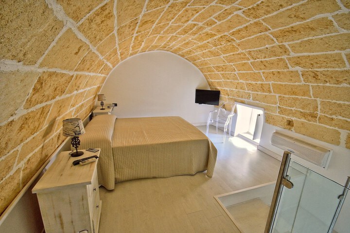 Room 5 of 98