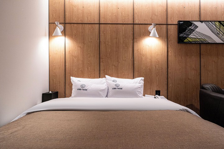 Room 4 of 74