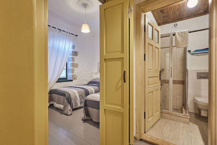 Room 5 of 114