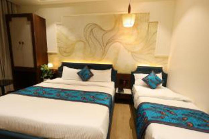 Room 4 of 12