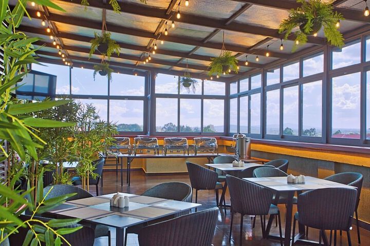 Dining 8 of 9