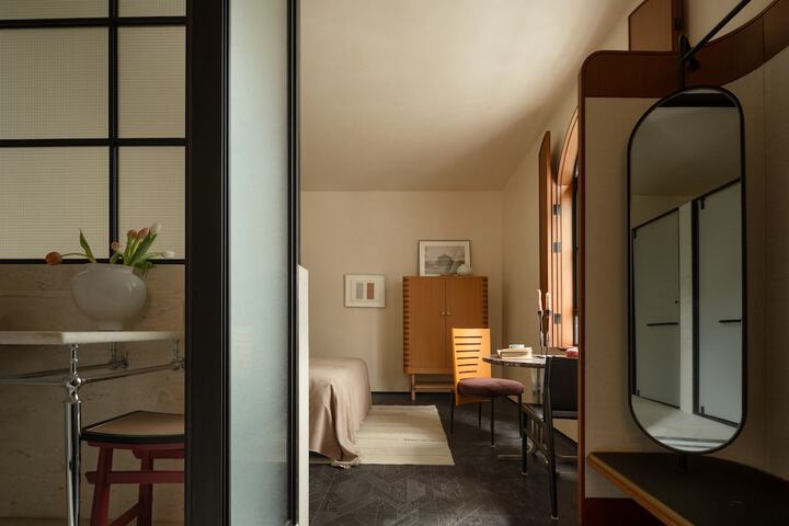 Room 32 of 79