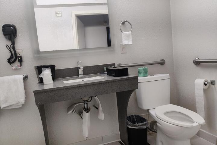 2 Queen Beds Work Desk Refrigerator Full Breakfast (6 of 9)