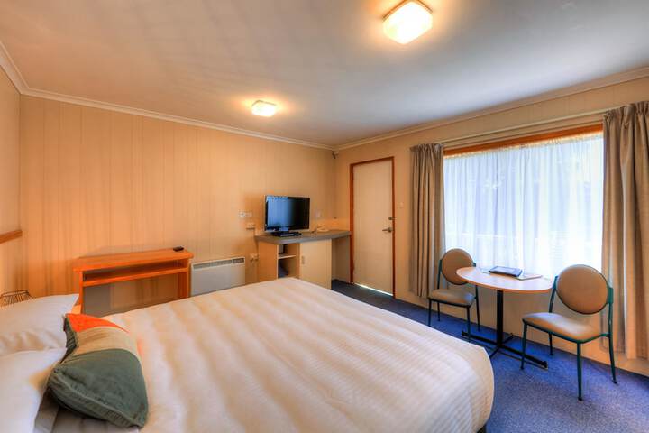 Room 2 of 32