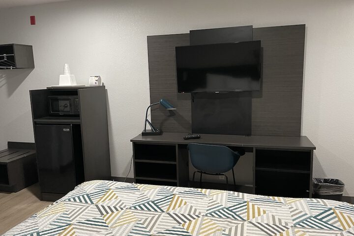 Deluxe Room 1 King Bed Refrigerator, Microwave (12 of 18)