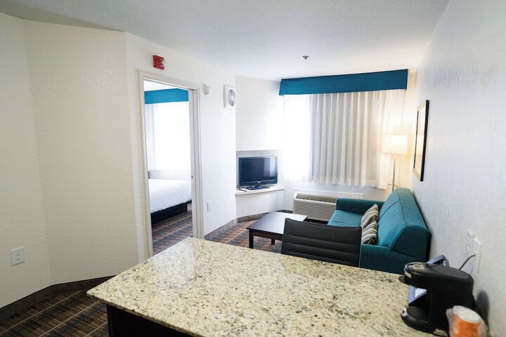 1 Queen Bed Suite (29 of 36)