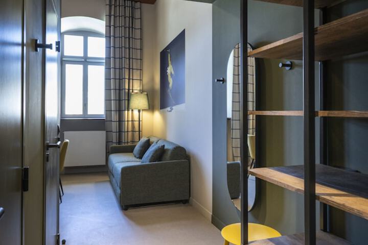 Room 9 of 18