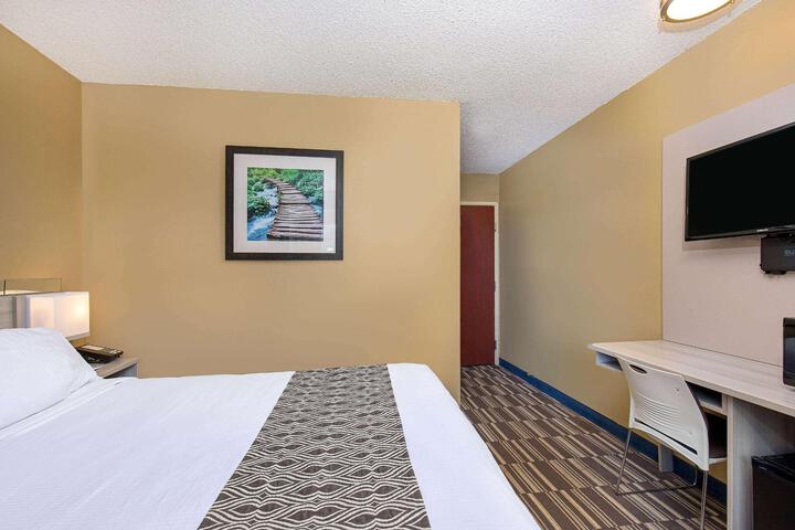 1 Queen Bed (20 of 27)