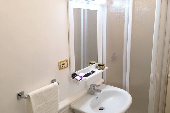 Room 6 of 13
