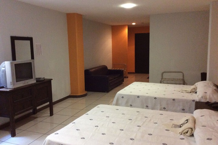 Room 6 of 28