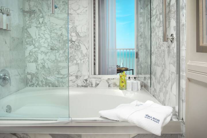 Jetted tub