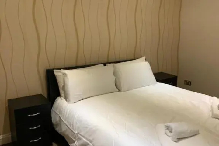 Room 10 of 18