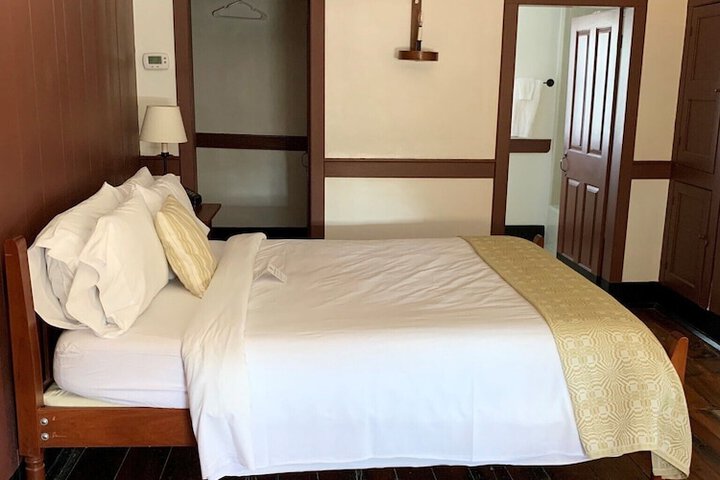Deluxe Queen Bed (7 of 34)