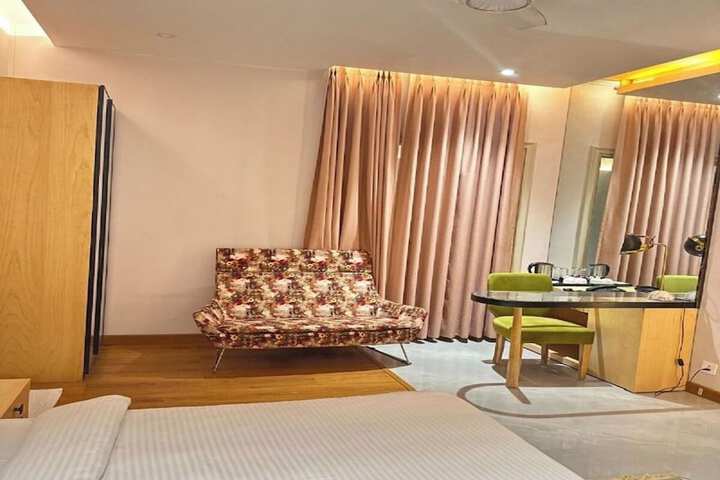 Room 12 of 27