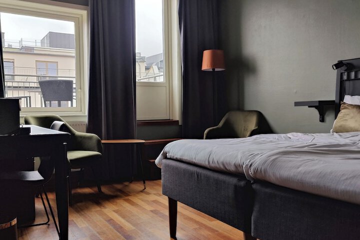 Room 28 of 87
