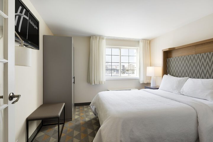 1 King Bed (4 of 17)