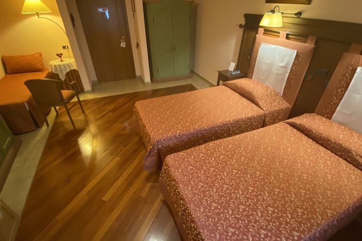 Room 12 of 80