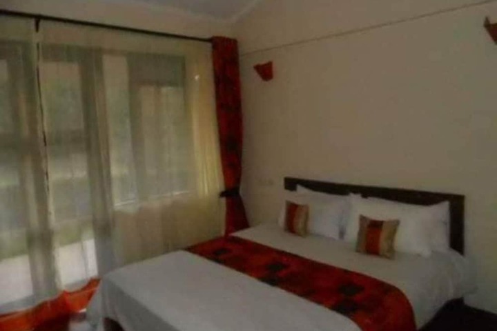 Room 6 of 12