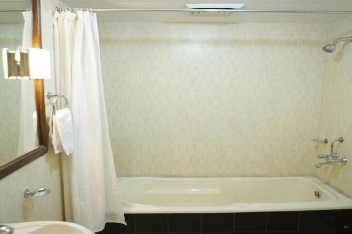 Deep soaking bathtub