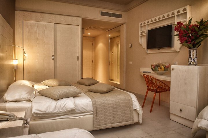 Room 2 of 85