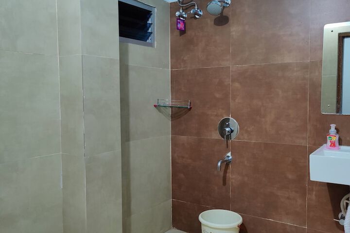 Room 6 of 8