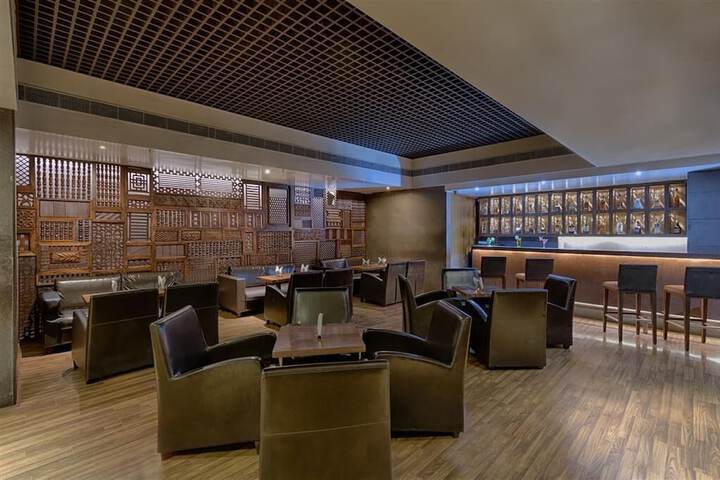Lounge 34 of 45