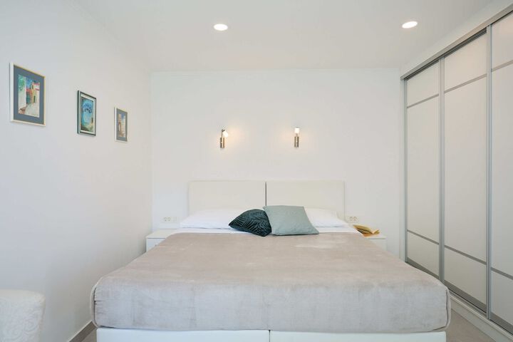 Room 7 of 70