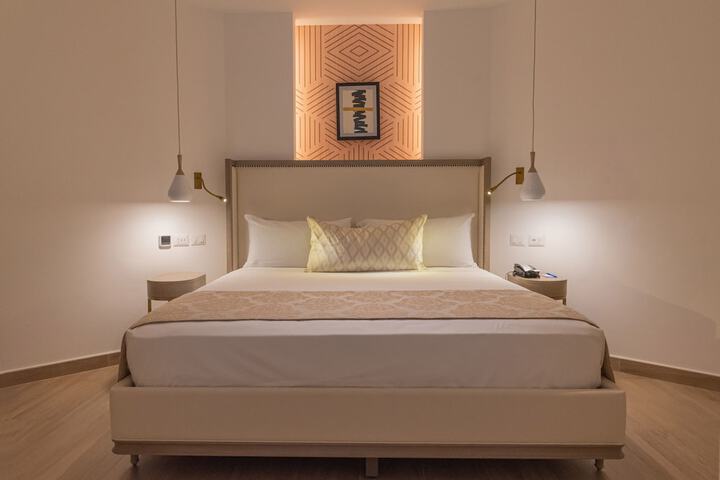 Room 33 of 322