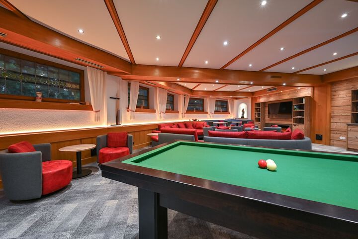 Lounge 66 of 83