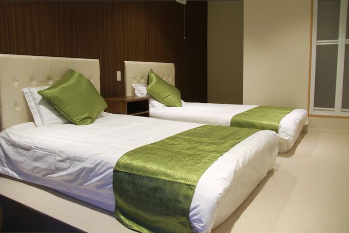 Room 8 of 12