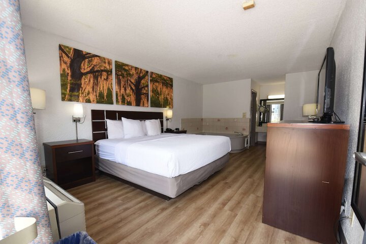 1 King Bed (22 of 30)