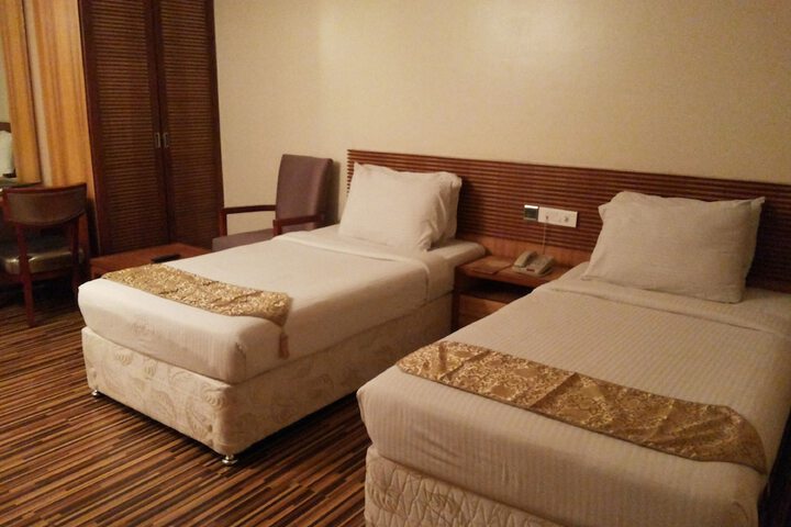 Room 16 of 40