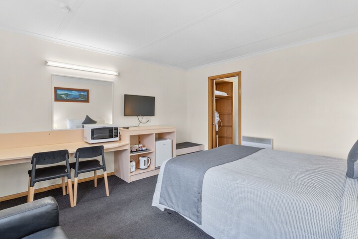 Room 4 of 27