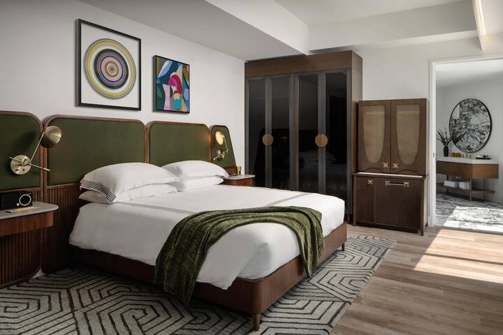 Room 28 of 82