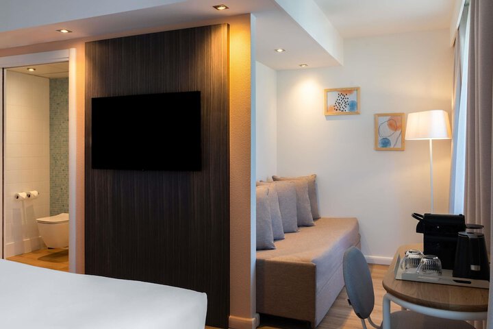 Room 13 of 84