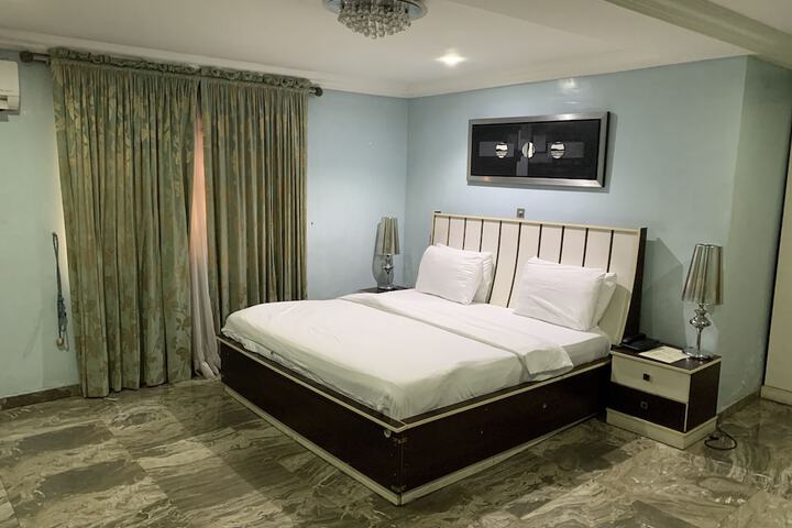 Room 12 of 18