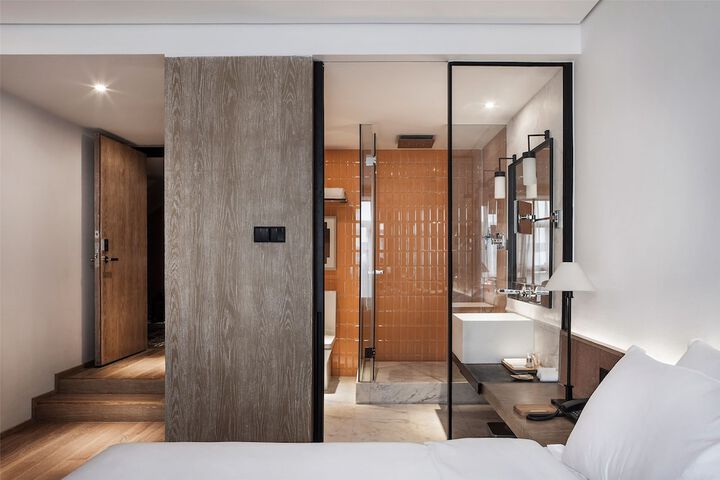 Room 6 of 44