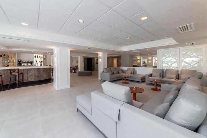 Lounge 188 of 237