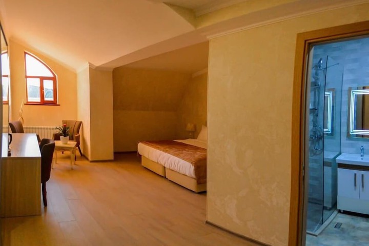 Room 6 of 24