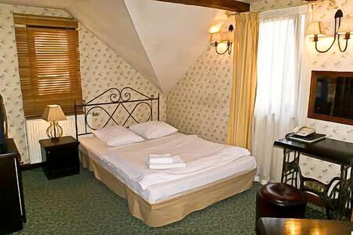 Room 9 of 62