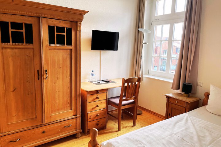 Room 2 of 7