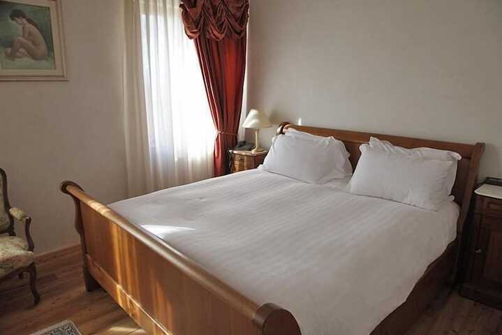 Room 12 of 33