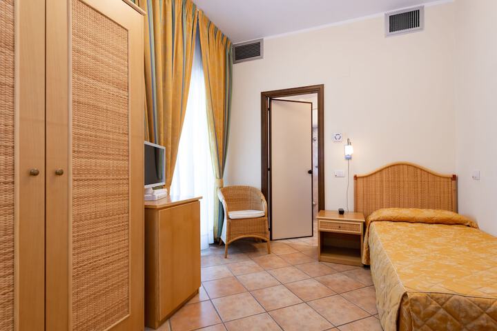 Room 7 of 74