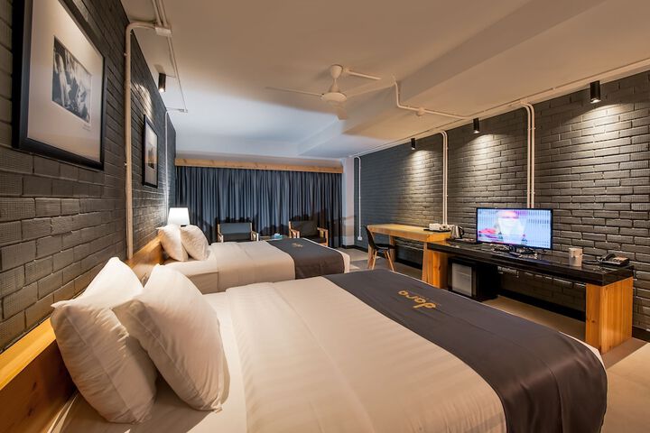Room 5 of 90