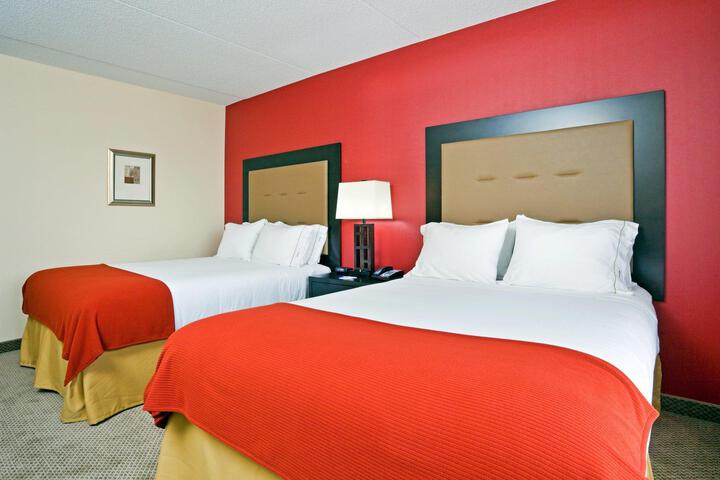 2 Queen Beds (5 of 7)