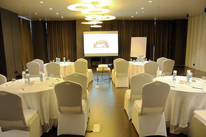 Ballroom/Hall 62 of 78