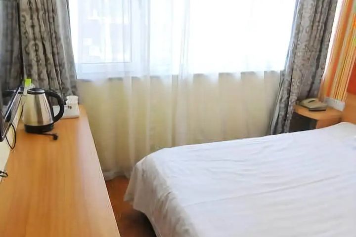 Room 6 of 10